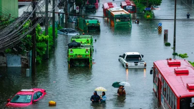 শনিবার ব্যাংককে ভারী বৃষ্টির সময় মানুষ জলমগ্ন রাস্তা দিয়ে হেঁটে যাচ্ছে। ছবি: রয়টার্স