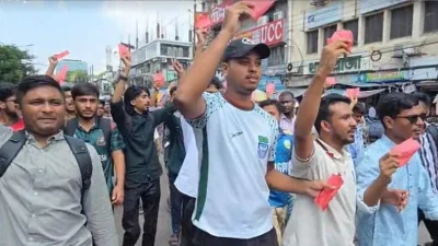 নবনিযুক্ত ভিসিকে শিক্ষার্থীদের লাল কার্ড প্রদর্শন