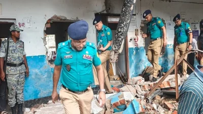 মিরপুরের স্বাস্থ্য কেন্দ্র রাড্ডায় হামলা ও ভাঙচুরের ঘটনাস্থল পরিদর্শন করছে পুলিশ
