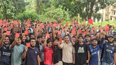 চুয়েটে নবনিযুক্ত উপাচার্যকে ‘লাল কার্ড’ দেখায় শিক্ষার্থীরা (সংগৃহীত ছবি)