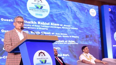 অনুষ্ঠানে বক্তব্য দিচ্ছেন নৌপরিবহন, সড়ক পরিবহন ও সেতু এবং রেলপথ মন্ত্রণালয়ের মন্ত্রী শেখ রবিউল আলম