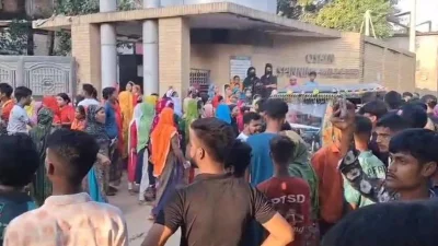 গাজীপুরের শ্রীপুরে বকেয়া বেতনের দাবিতে মহাসড়ক অবরোধ করে বিক্ষোভ করেছেন ওশিন স্পিনিং মিলস লিমিটেড কারখানার শ্রমিকরা