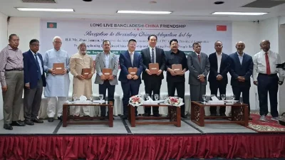 অনুষ্ঠানে অতিথিদের সঙ্গে চীনের রাষ্ট্রদূত ইয়াও ওয়েন