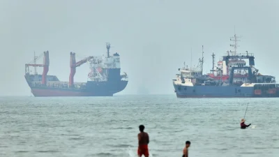 হরমুজ প্রণালিতে তেলবাহী ট্যাংকার। ফাইল ছবি: এপি