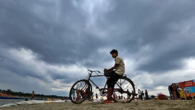 স্থানীয় বাসিন্দাদের মনে প্রশ্ন জেগেছে যে এ বছর কি তবে শীত আগেভাগে চলে আসছে। ছবি: পিটিআই