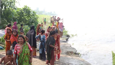 নদীভাঙনে একের পর এক বসতভিটা হারিয়ে নিঃস্ব হয়ে পড়ছেন সিরাজগঞ্জের শাহজাদপুর উপজেলার সোনাতনী ইউনিয়নের ধিতপুর কুরশি ও আশপাশের গ্রামের মানুষজন