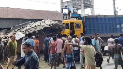 লালমনিরহাটের পাটগ্রামে একটি ইজিবাইককে পেছন থেকে ধাক্কা দেয় এই ট্রাকটি