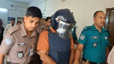 গ্রেফতার মো. রেজাউল করিমকে আদালতে নেওয়া হচ্ছে