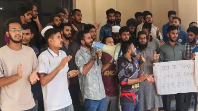 সাপে কাটার পর প্রাধ্যক্ষের পদত্যাগসহ কয়েক দফা দাবিতে রাজশাহী বিশ্ববিদ্যালয়ের প্রশাসন ভবনের ফটকে শিক্ষার্থীদের বিক্ষোভ