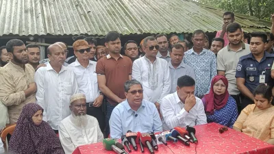 আবু সাঈদের বাড়িতে স্থানীয় সরকার, পল্লী উন্নয়ন ও সমবায় প্রতিমন্ত্রী মীর শাহে আলম