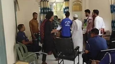 এ ঘটনায় ক্ষুব্ধ সেবাগ্রহীতারা মঙ্গলবার দুপুরে ইউনিয়ন পরিষদ কার্যালয়ে তাকে অবরুদ্ধ করে রাখেন