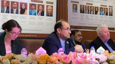 অনুষ্ঠানে ইরানের রাষ্ট্রদূত (মাঝে), সুইডেনের উপসালা বিশ্ববিদ্যালয়ের সাবেক অধ্যাপক ও রাজনৈতিক বিশ্লেষক গেগরি জে সিমনেস (ডানে)