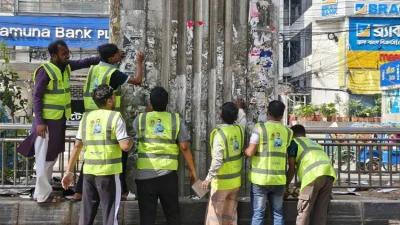 মেট্রোরেল পিলারের পোস্টার ও লিফলেট অপসারণ