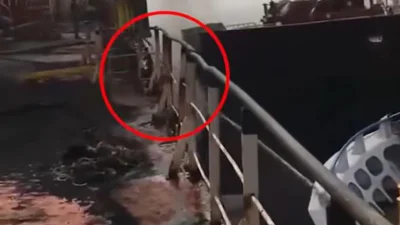 চট্টগ্রাম বন্দরের বহির্নোঙরের কুতুবদিয়া এলাকায় দুটি বড় বিদেশি জাহাজের সংঘর্ষের মাঝখানে পড়ে একটি ছোট লাইটার জাহাজ ক্ষতিগ্রস্ত হয়েছে