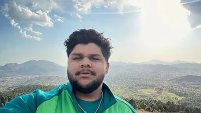 পাকিস্তানি ক্রিকেটার আজম খান।