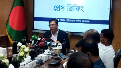 ব্রিফিংয়ে কথা বলছেন বিমানমন্ত্রী এম রাশেদুজ্জামান মিল্লাত