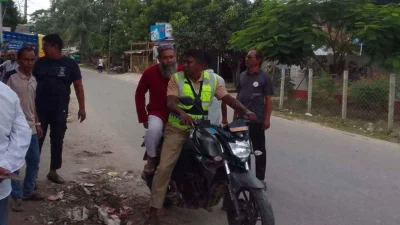 কুষ্টিয়ার দৌলতপুরে শ্রেণিকক্ষে প্রধানমন্ত্রী তারেক রহমানের বাংলা উচ্চারণ নিয়ে মন্তব্য করার অভিযোগে গোলাম কিবরিয়া লালন নামের এক স্কুলশিক্ষককে আটক করেছে পুলিশ