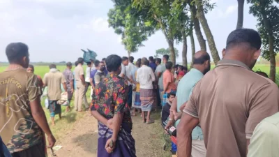 কুষ্টিয়ার দৌলতপুরে শিয়ালের টানাটানিতে খড় ও ঘাস দিয়ে ঢেকে রাখা এক অজ্ঞাত যুবকের মরদেহ বেরিয়ে এলে তা উদ্ধার করেছে পুলিশ