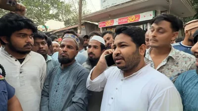 নৌপুলিশ পরিদর্শকের সঙ্গে কথা বলেন  নারায়ণগঞ্জ-৪ (ফতুল্লা) আসনের সংসদ সদস্য আব্দুল্লাহ আল আমিন