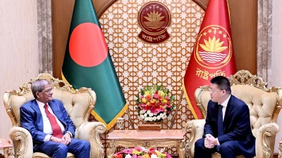 চীনের রাষ্ট্রদূত ইয়াও ওয়েন রাষ্ট্রপতি মির্জা ফখরুল ইসলাম আলমগীরের সঙ্গে বিদায়ী সাক্ষাৎ করেন। ছবি: পিআইডি