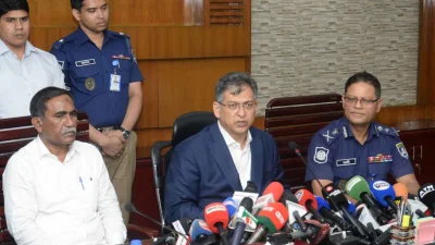 সাংবাদিকদের ব্রিফ করছেন স্বরাষ্ট্রমন্ত্রী সালাহউদ্দিন আহমদ