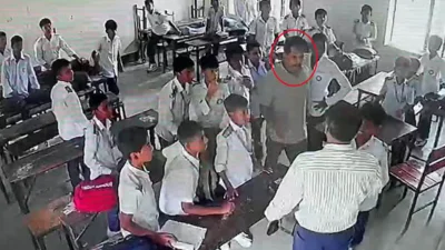 মুন্সীগঞ্জের সিরাজদিখান উপজেলায় একটি বিদ্যালয়ের শ্রেণিকক্ষে ঢুকে ষষ্ঠ শ্রেণির এক শিক্ষার্থীকে মারধর ও শূন্যে তুলে একাধিকবার আছাড় দেওয়ার ঘটনা ঘটেছে