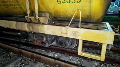 তেলের খালি ওয়াগন লাইনচ্যুত