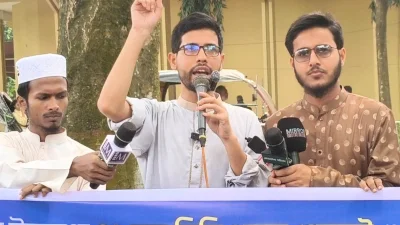 মানববন্ধনে কথা বলেন রাকসু ভিপি মোস্তাকুর রহমান জাহিদ