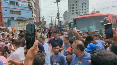 ফেনীতে প্রধানমন্ত্রী তারেক রহমানকে বহনকারী বাস