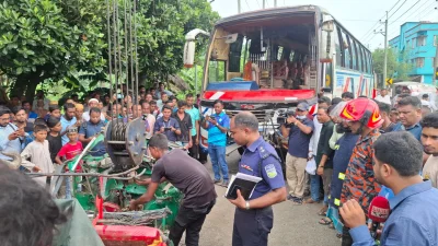 দুর্ঘটনাকবলিত দুই গাড়ি