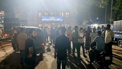 যুবদল নেতাকে আটকের পর বিএনপি ও যুবদলের নেতাকর্মীরা থানার সামনে জড়ো হন