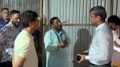 দণ্ডপ্রাপ্ত মনিরুল ইসলামের বাড়িতে প্রশাসনের কর্মকর্তা।