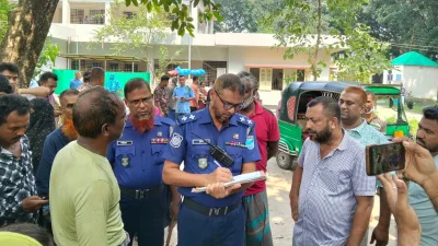 দুর্ঘটনার খবর পেয়ে ঘটনাস্থলে পুলিশ