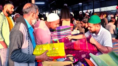 হাটে শাড়ি বিক্রি করতে এসেছেন কারিগররা। ছবি: বাংলা ট্রিবিউন