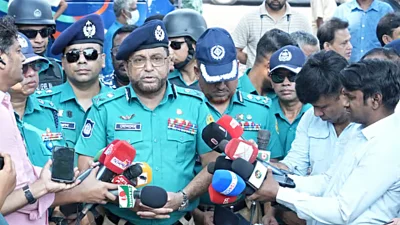 সাংবাদিকদের সঙ্গে কথা বলছেন ডিএমপি কমিশনার