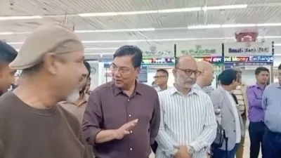 বেসামরিক বিমান পরিবহন ও পর্যটনমন্ত্রী এম রশিদুজ্জামান মিল্লাত হযরত শাহজালাল আন্তর্জাতিক বিমানবন্দর আকস্মিকভাবে পরিদর্শন করেন (ছবি: ভিডিও থেকে নেওয়া)