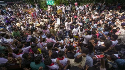 শুক্রবার যন্তর মন্তরের কাছে সিইসির বিরুদ্ধে মানুষ বিক্ষোভ প্রদর্শন করছেন। ছবি: এপিআই