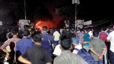 মাদারীপুরে বাসের সিট নিয়ে সংঘর্ষ