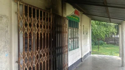 আগুনে ক্ষতিগ্রস্ত বিএনপি কার্যালয়ের প্রবেশপথের কেঁচিগেট