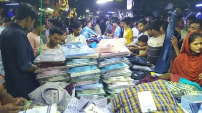 পুটপাতে চলছে কেনাকাটা (ছবি: সংগৃহীত)