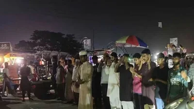 বিচার দাবিতে শনিবার জামালপুর শহরের ফৌজদারি এলাকায় রাজীব পরিবহনের ‘গায়েবানা জানাজা’ এবং প্রতীকী লাশ নিয়ে বিক্ষোভ মিছিল করেছেন স্থানীয় লোকজন