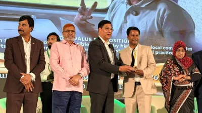 পুরস্কার নিচ্ছেন কনটেন্ট ক্রিয়েটর সালাউদ্দিন সুমন