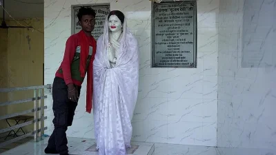 বেহমাই গ্রামে ফুলন দেবীর ভাস্কর্য। ছবি: আউটলুক ইন্ডিয়া