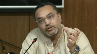 সাংবাদিকদের ব্রিফ করছেন প্রধানমন্ত্রীর উপদেষ্টা ও তার কার্যালয়ের মুখপাত্র মাহদী আমিন