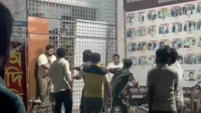 রাজশাহী বিশ্ববিদ্যালয়ের (রাবি) জিয়াউর রহমান হলের সামনে সাংবাদিকদের ওপর হামলা চালিয়েছেন ছাত্রদলের নেতাকর্মীরা