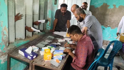 বিনামূল্যে ওষধ বিতরণ করছেন মেডিক্যাল ক্যাম্পে নিয়োজিত লোকেরা