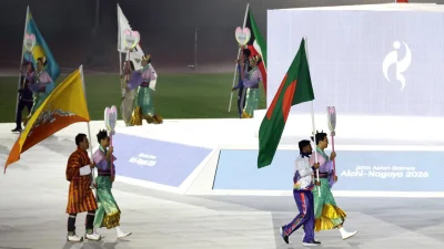 সমাপনীতে বাংলাদেশের পতাকা হাতে লিটন দাস।