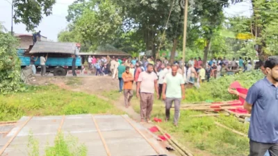 নীলফামারীর সৈয়দপুর শহরের পাঁচমাথা মোড় অফিসার্স কলোনি এলাকায় রেলওয়ের একটি বাংলোসহ ১ একর ১০ শতক জমি দখলের চেষ্টা করেছেন স্বেচ্ছাসেবক দলের এক নেতা