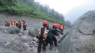 নেপাল সেনাবাহিনীর উদ্ধার কার্যক্রম। ফাইল ছবি: এপি