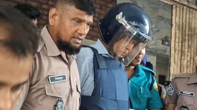 পুলিশি পাহারায় আদালথ চত্বরে সাবেক সিইসি কাজী হাবিবুল আউয়াল